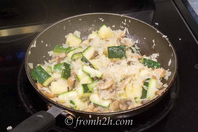 Mix the vegetables in the large frying pan