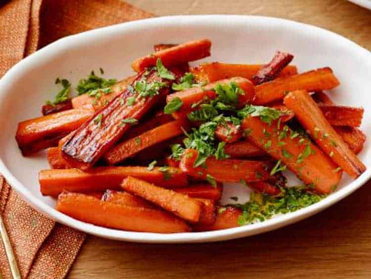 Glazed Carrots | Traditional Thanksgiving Dinner Menu and Recipes, with a printable menu card (great for dressing up your Thanksgiving dinner table) and cooking schedule to help make sure everything gets done on time
