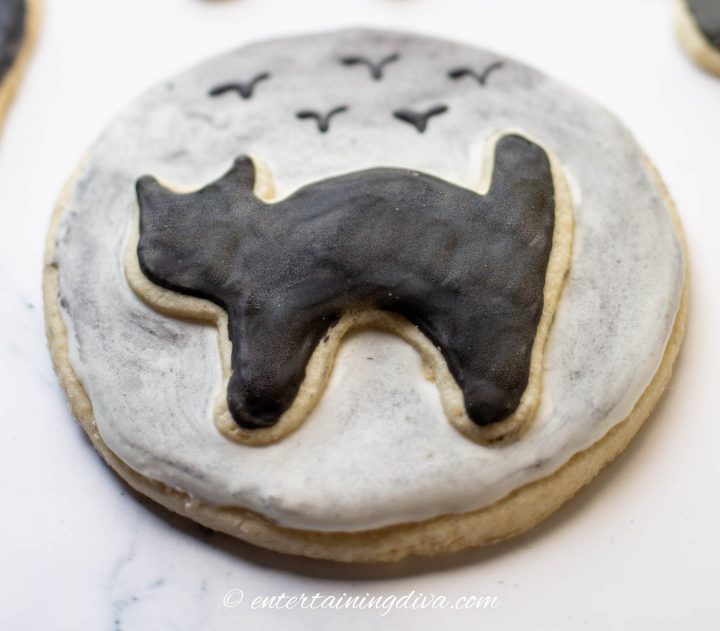 The finished black cat silhouette cookie