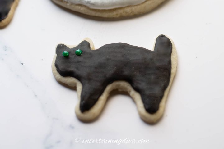 The finished black cat sugar cookie.