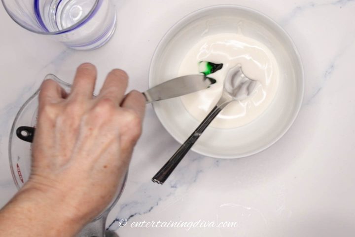 How to add green gel food coloring to white royal icing