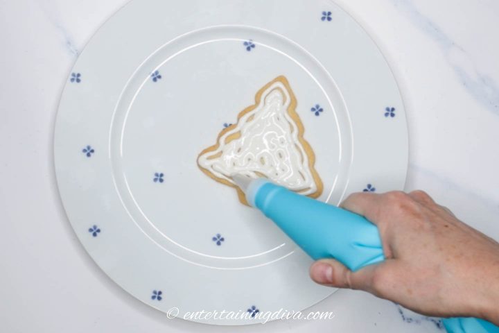 How to flood the Christmas tree cookies with royal icing