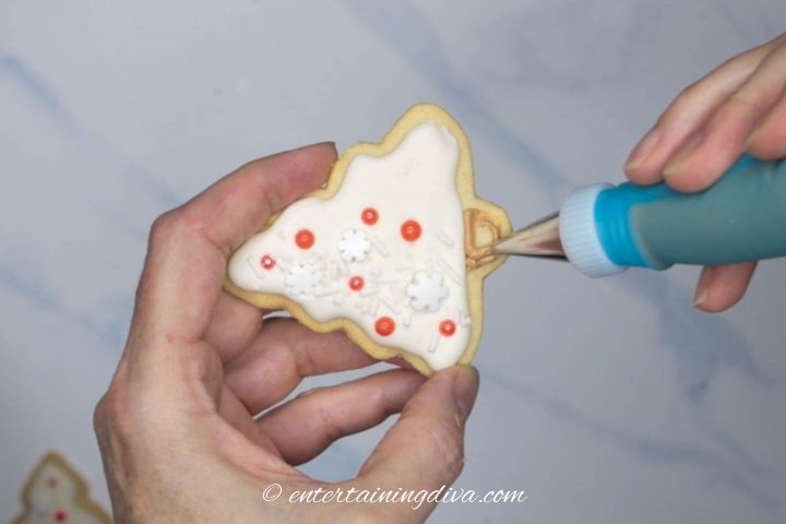 How to pipe the brown Christmas tree trunk onto the cookie