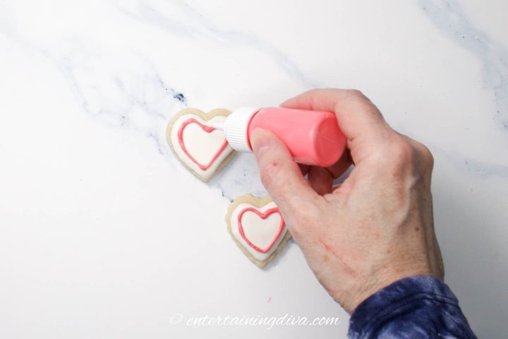 How to put icing on a cookie using a writing piping bottle