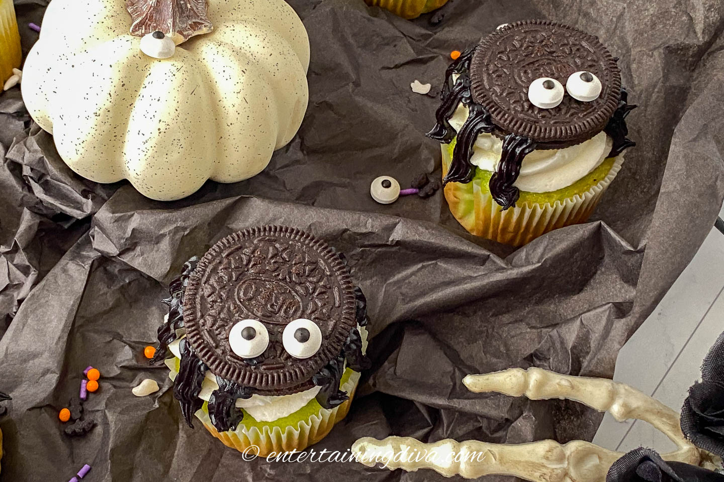 Halloween spider cupcakes made with oreo cookies and frosting