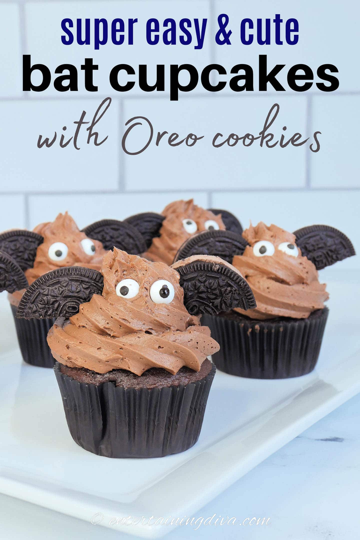 easy and cute bat Halloween cupcakes with Oreo cookies