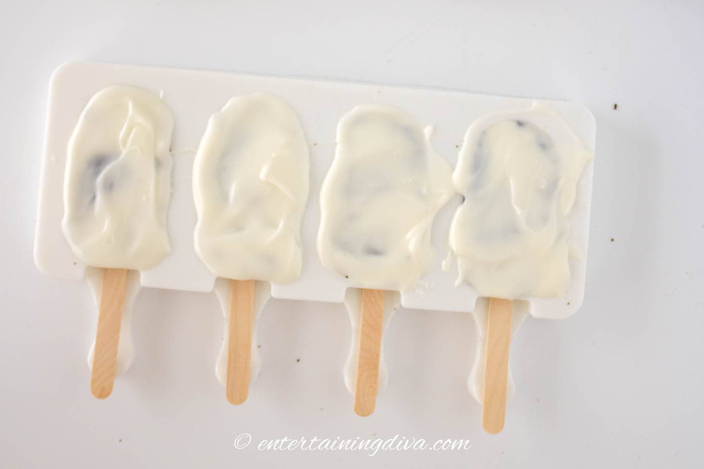 White chocolate coating on top of the cakesicle