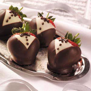 Tuxedo Strawberries (from tasteofhome.com) | 15 Fabulous Oscar Party Ideas