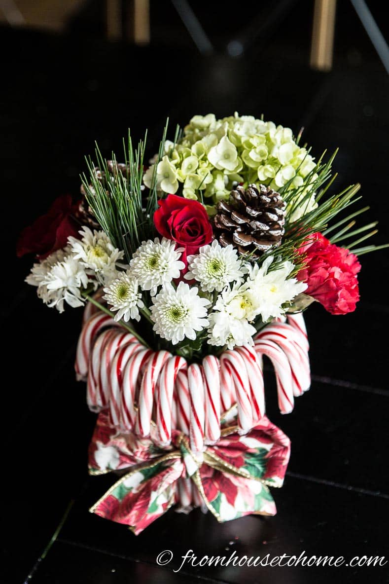 Candy cane Christmas centerpiece | Add some holiday spirit to your Christmas table decor with this red and white DIY candy cane Christmas centerpiece! | DIY Quick and Easy Candy Cane Christmas Centerpiece