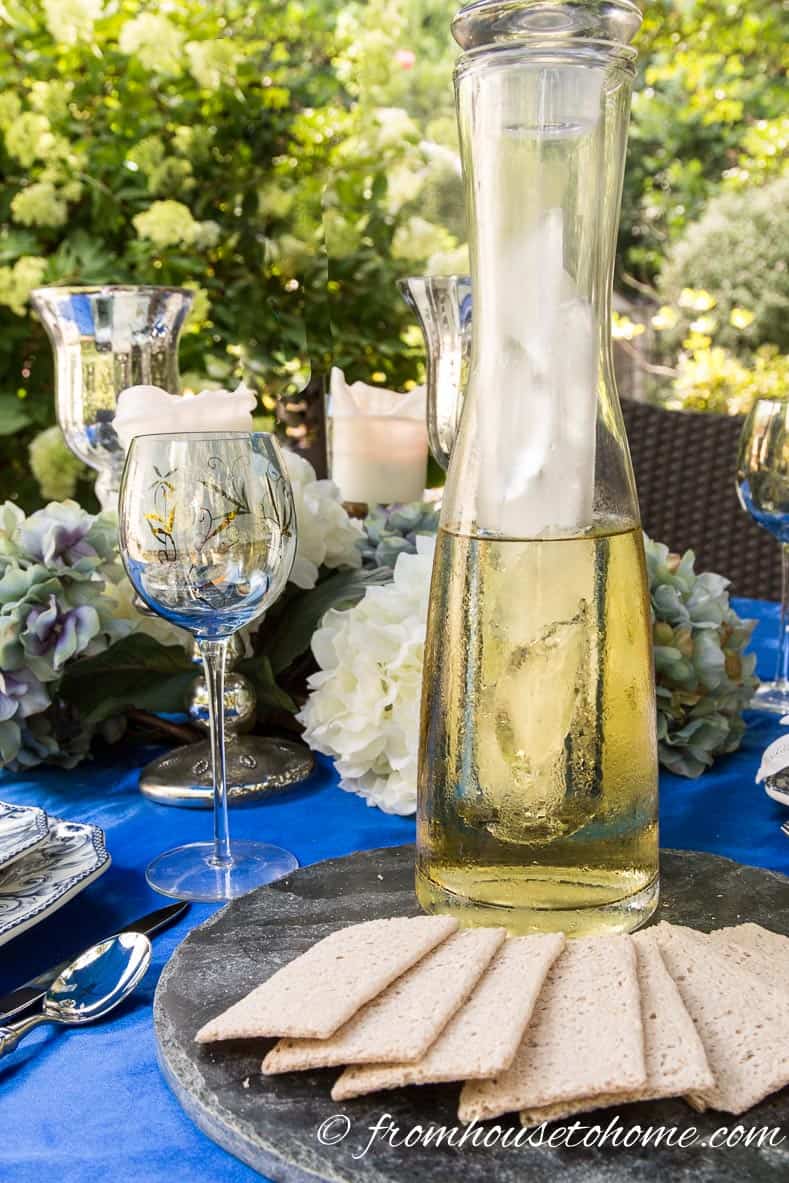 10 Creative Summer Party Ideas for easy entertaining | If you don't have a lot of time to spend decorating your backyard, these creative summer party ideas are fast and easy to do but still look beautiful.