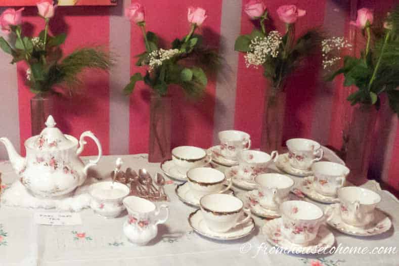 Roses with baby's breath on the tea serving buffet