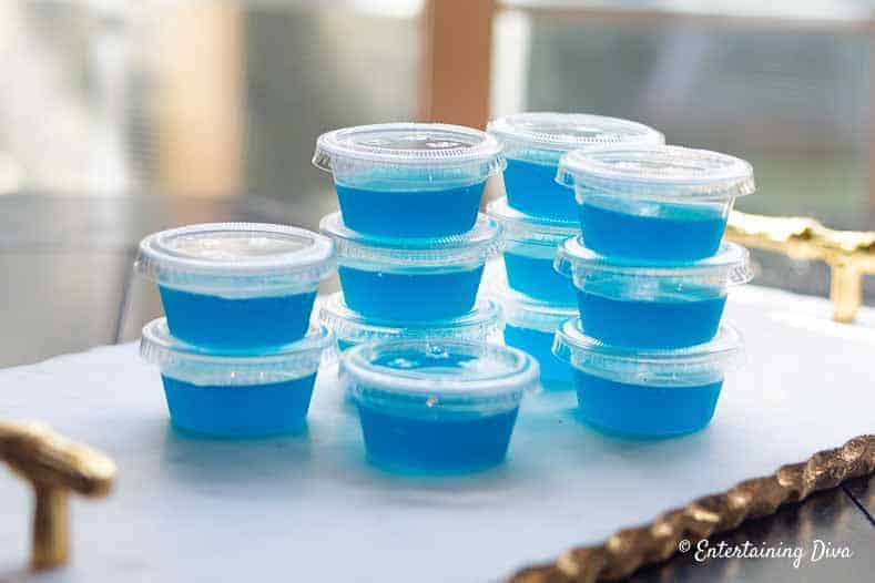This Blue Hawaiian jello shot recipe with Malibu rum is to die for! I love the combination of pineapple juice and coconut rum...almost like a blue pina colada! The blue color is perfect for summer and my 4th of July party. #entertainingdiva #jelloshots #partyideas #4thofjuly #cocktail #cocktailrecipe blue hawaiian jello shots filled