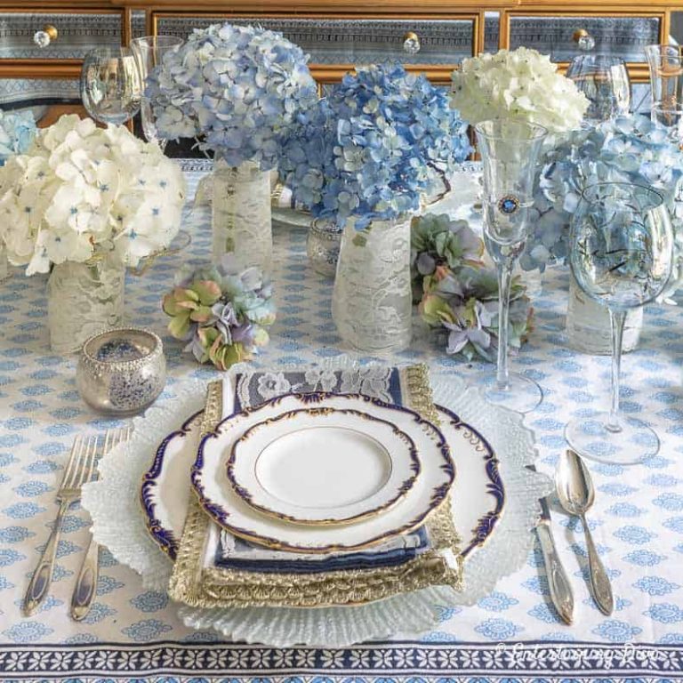 美丽的蓝白夏日餐桌