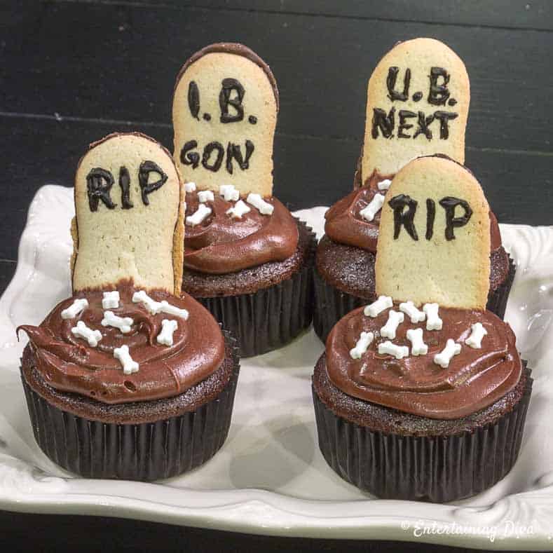 Easy Graveyard Halloween Cupcakes