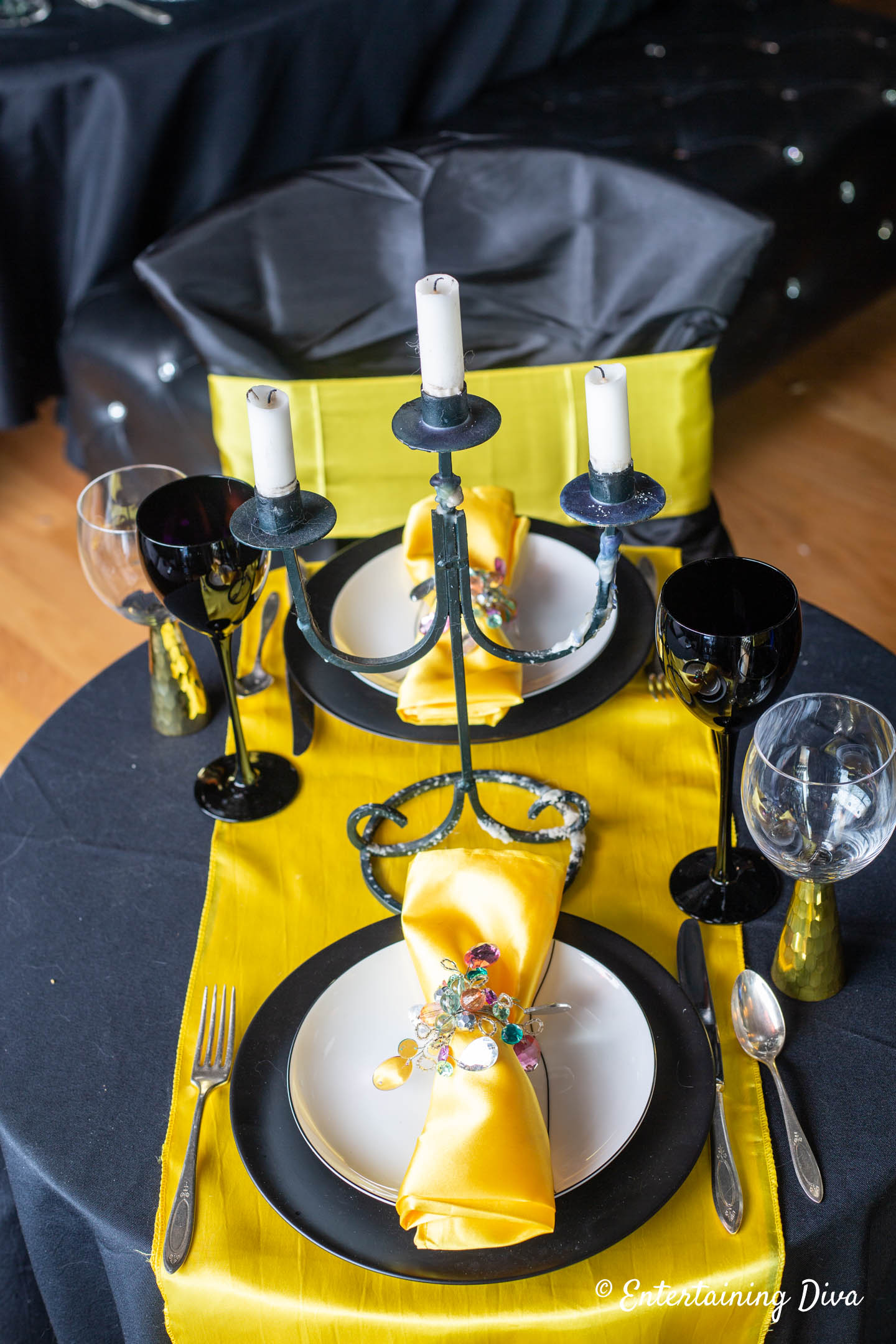 Yellow and black Hufflepuff table decorations