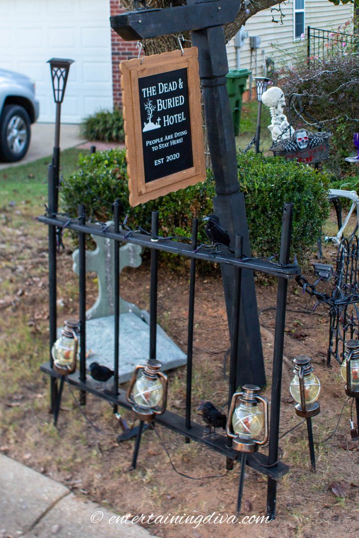 DIY Halloween fence around the haunted hotel sign post