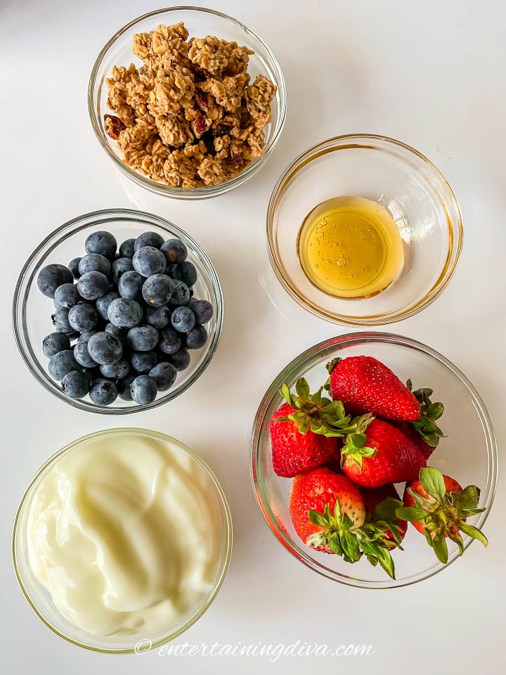 strawberry blueberry yogurt parfait ingredients
