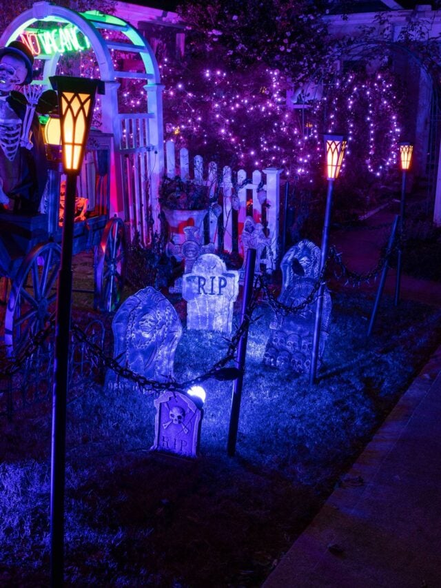 7 Spooky Ways To Light Your Yard For Halloween