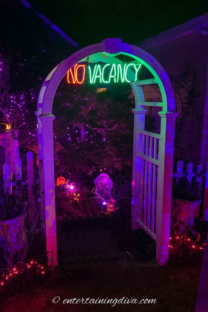 Halloween arbor with a No Vacancy sign