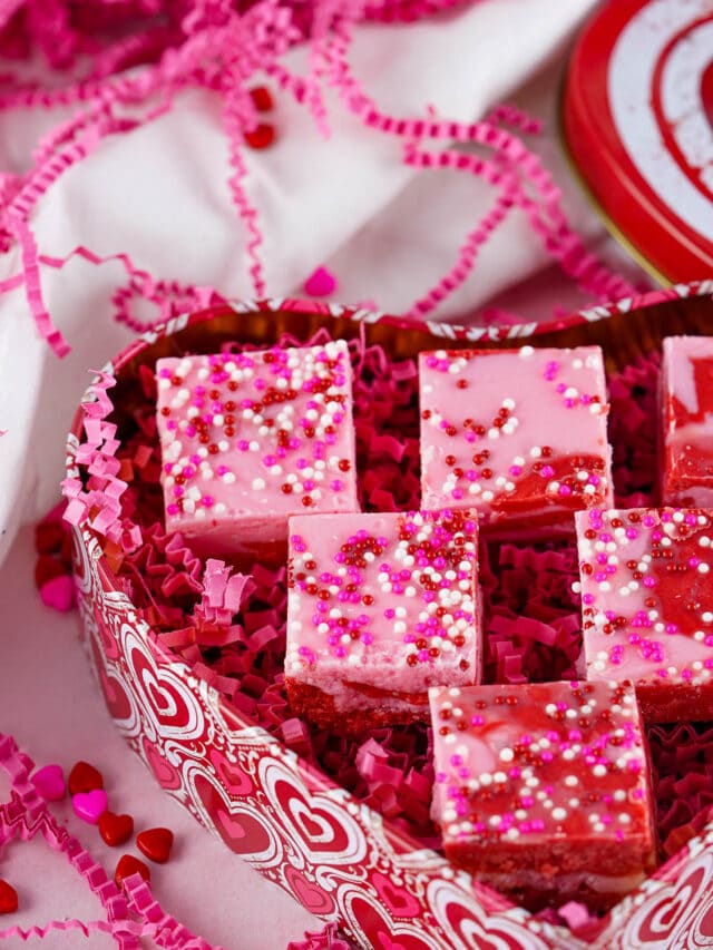 Easy Gift: NO-BAKE Strawberry Fudge