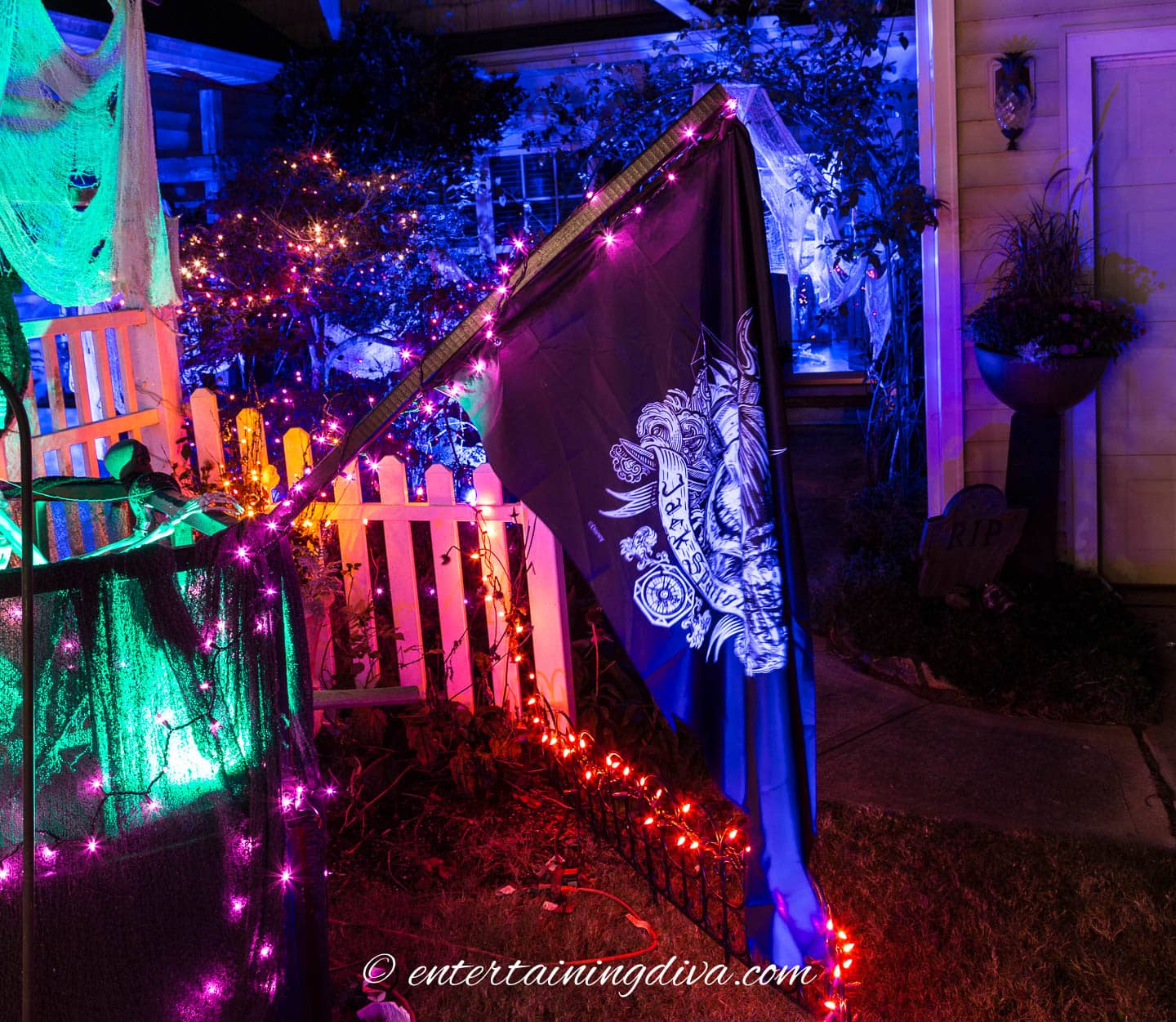 The Jack Sparrow flag hung from the front of the pirate shap