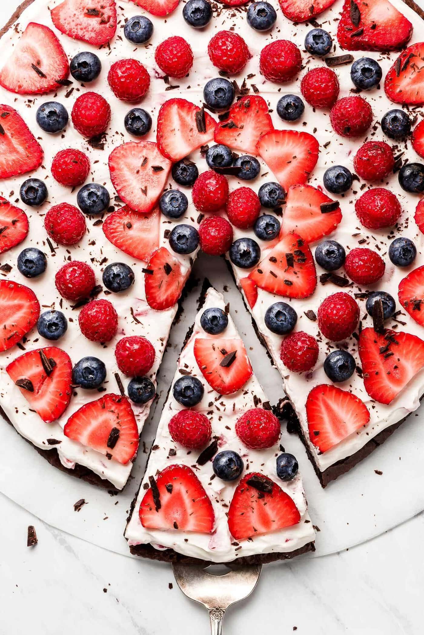 berry brownie pizza