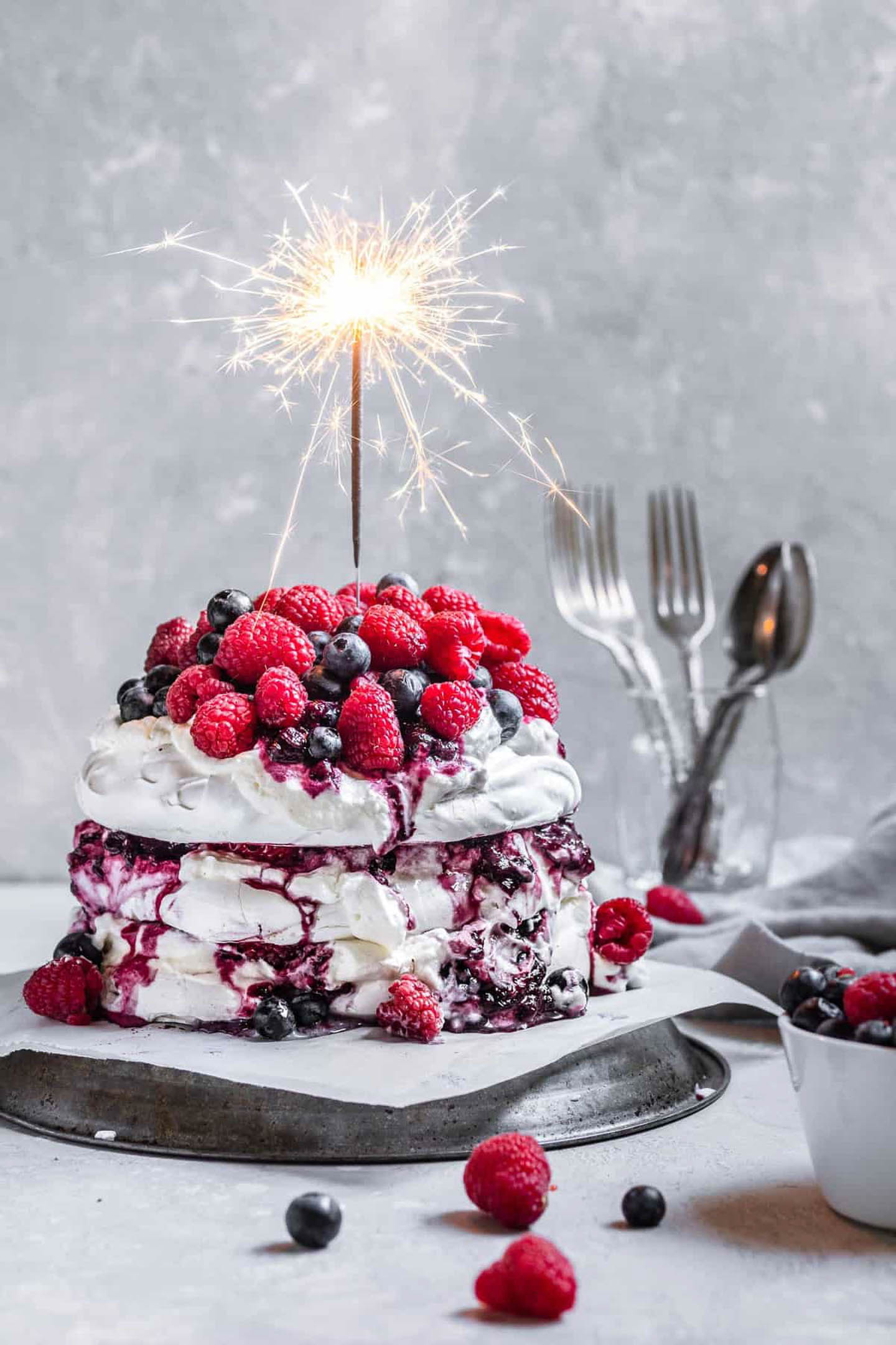 berry pavlova