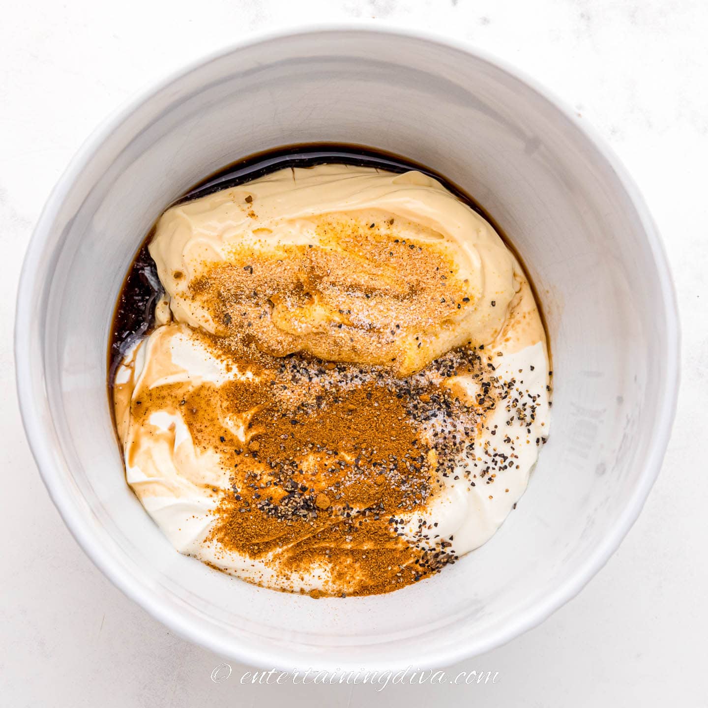 Sour cream, mayonnaise, cayenne, garlic powder, Worcestershire sauce, salt and pepper in a mixing bowl