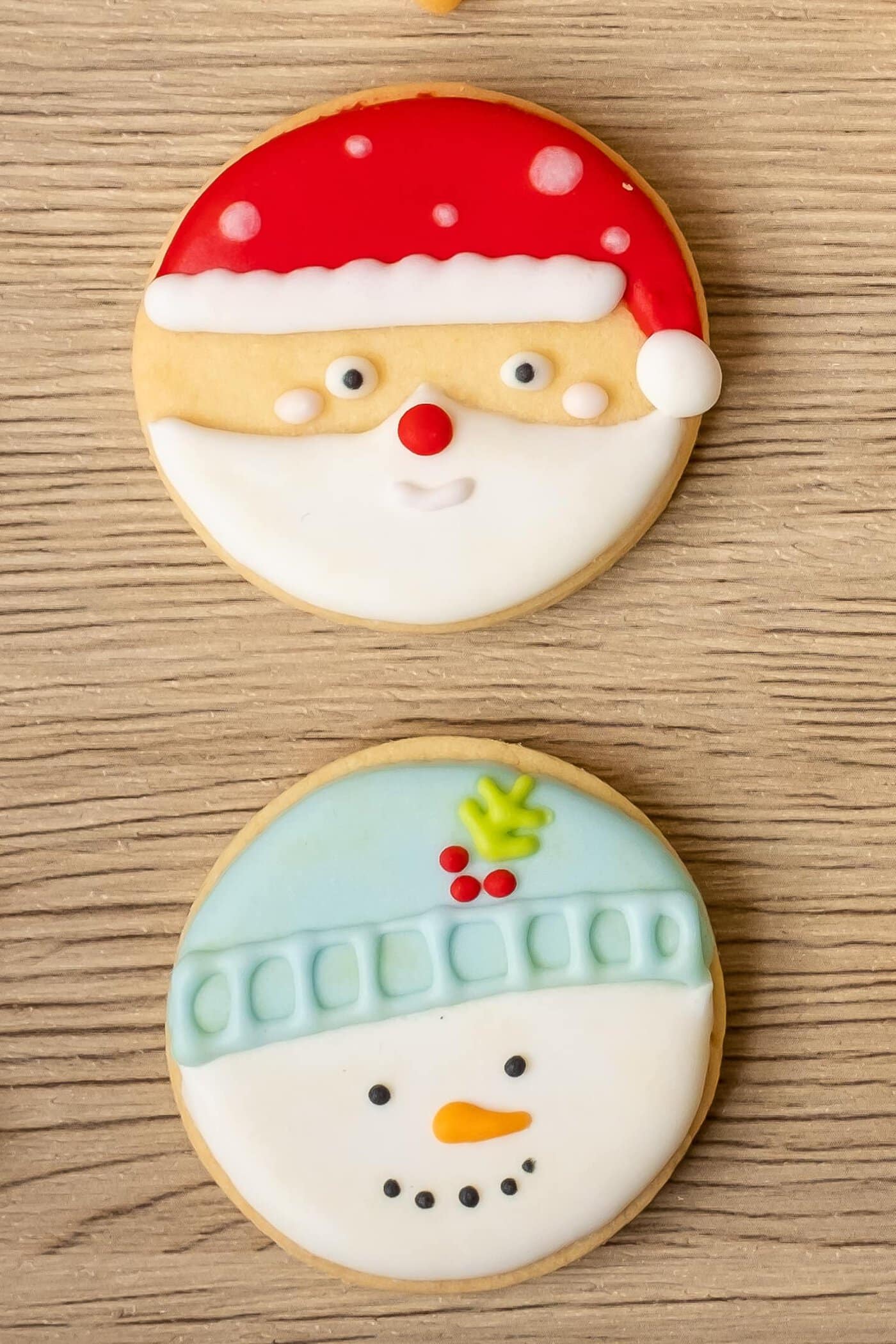 Round Christmas sugar cookie design ideas featuring Santa Claus and a snowman