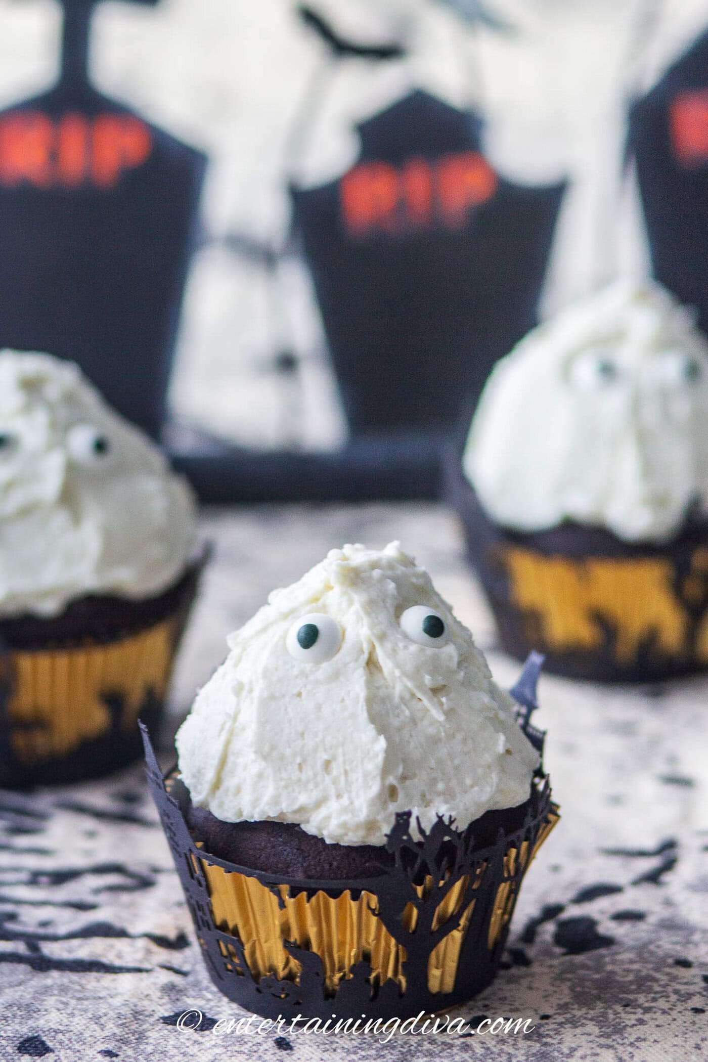 Halloween cupcakes decorated like ghosts