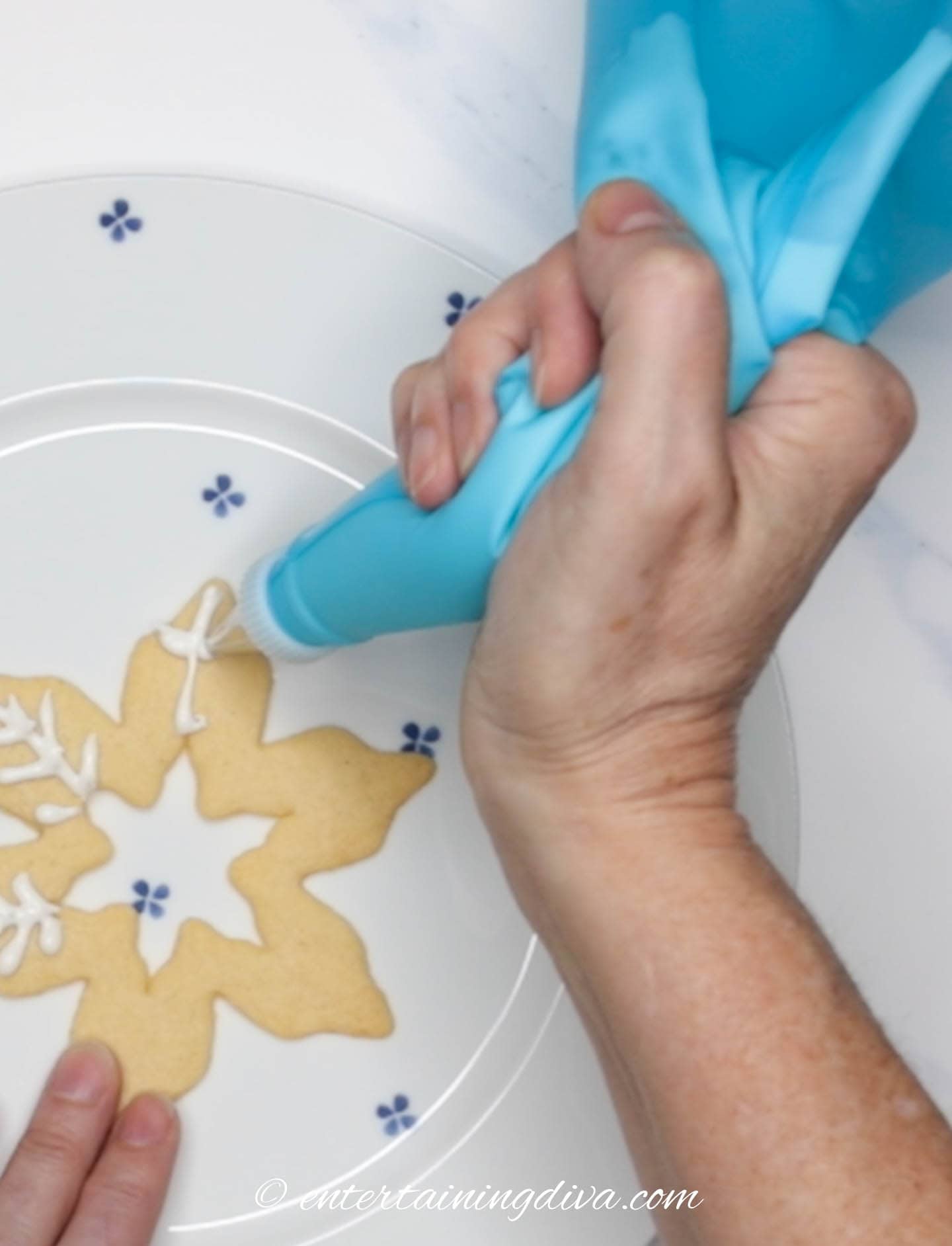 how to hold a piping bag